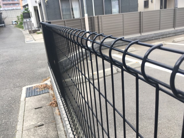 Searching a supplier of wire mesh fence used in Japanese-style construction.